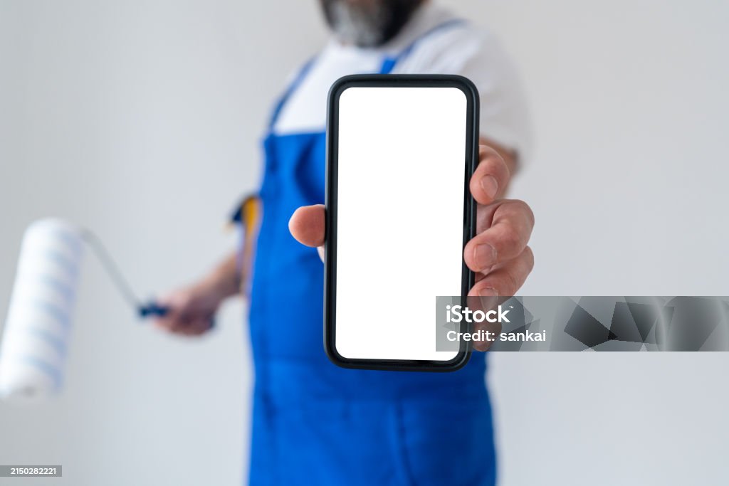 Schilder toont de offerte op zijn telefoon